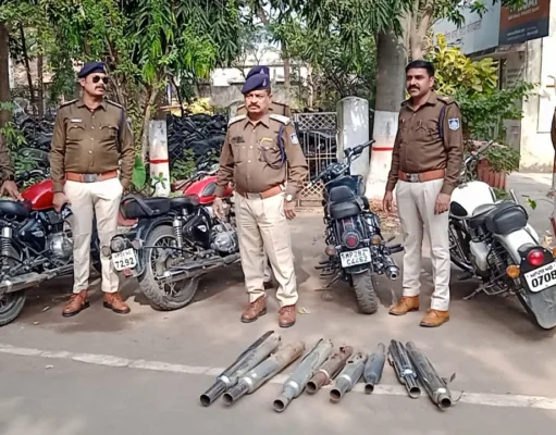 Chhindwara कोतवाली पुलिस ने बुलेट मोटर साइकिल से तीव्र आवाज वाले साइलेंसर निकलवाए