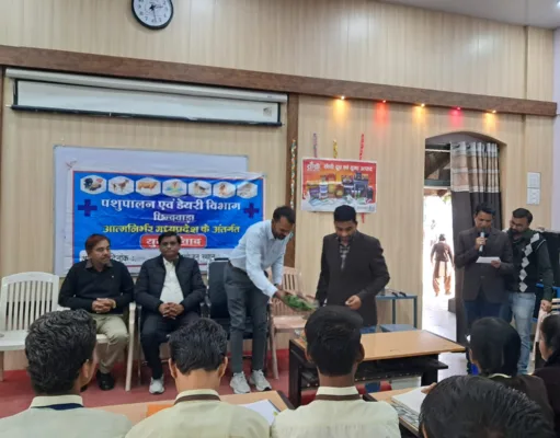 उत्कृष्ट विद्यालय छिन्दवाडा में पशु एवं डेयरी विभाग द्वारा किया गया युवा – संवाद
