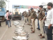 ध्वनि प्रदूषण रोकने पुलिस ने साइलेंसर को रोलर से दबाकर किया नष्ट