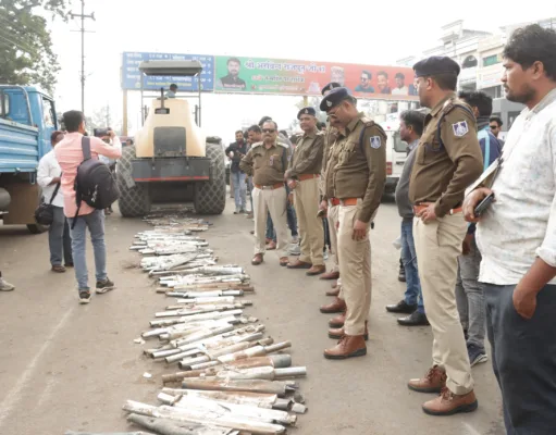 ध्वनि प्रदूषण रोकने पुलिस ने साइलेंसर को रोलर से दबाकर किया नष्ट