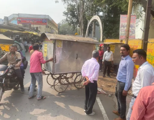 सुबह से शाम तक निगम अमले ने हटाए अतिक्रमण, गुमठियां की जप्त