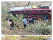 चौरई में केंद्रीय विद्यालय के पास यात्री बस पलटी, अयोध्या दर्शन से लौट रहे 21 श्रद्धालु घायल….