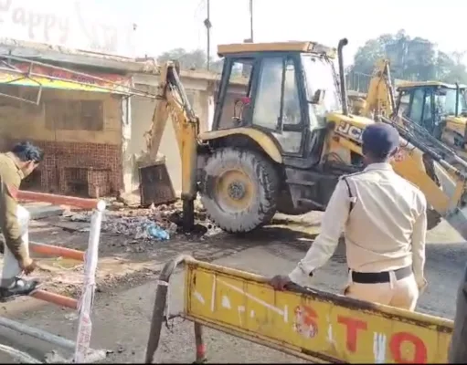 नगर पालिका की 35 दुकानो पर चला प्रशासन का बुलडोजर…