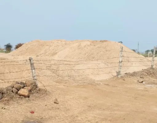 विधायक निवास के पीछे सैकड़ों ट्राली रेत का अवैध भंडारण प्रशासन मौन …