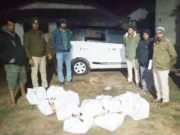 अंधेरा का फायदा उठाकर भाग गया शराब तस्कर ,कार से 12 पेटी अंग्रेजी शराब जप्त