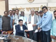 पत्रकार के हत्यारे को फांसी की सजा देने के लिए छिंदवाड़ा प्रेस एसोसिएशन ने राष्ट्रपति के नाम कलेक्टर को सौंपा ज्ञापन