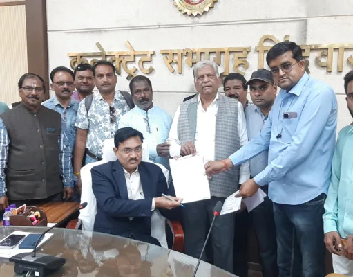 पत्रकार के हत्यारे को फांसी की सजा देने के लिए छिंदवाड़ा प्रेस एसोसिएशन ने राष्ट्रपति के नाम कलेक्टर को सौंपा ज्ञापन