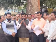 कर्मचारियों का मांगों को लेकर प्रदर्शन, सौंपा ज्ञापन