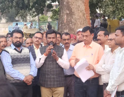 कर्मचारियों का मांगों को लेकर प्रदर्शन, सौंपा ज्ञापन