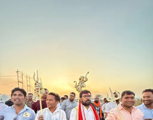 तीसरे संकल्प के साथ श्री रामेश्वर धाम तक 22 किलोमीटर की पदयात्रा कर भगवान शिव को सांसद बंटी विवेक साहू ने भेंट किया त्रिशुल