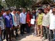 भीषण गर्मी में बिजली-पानी को तरसे ग्रामीण, ट्रांसफार्मर बदलने की मांग को लेकर पहुंचे कलेक्टर कार्यालय