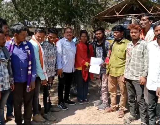 भीषण गर्मी में बिजली-पानी को तरसे ग्रामीण, ट्रांसफार्मर बदलने की मांग को लेकर पहुंचे कलेक्टर कार्यालय