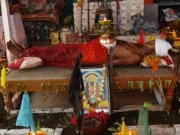 चैत्र नवरात्र:लौहे की कील लगे पलंग पर लेटकर कर रहे 9 दिवसीय साधना…