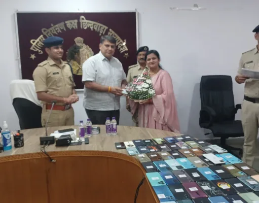 छिंदवाड़ा पुलिस का चैत्र नवरात्री का उपहार, गुम हुए 38 लाख के 201 मोबाइल मालिकों को लौटाए…