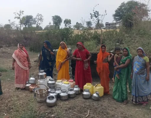महाकाल मोहल्ला सोनपुर बस्ती में पानी की भारी किल्लत, कुआं धंसने से बढ़ी समस्या