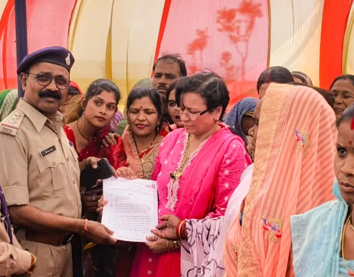 जिले में पड़ा पानी का अकाल नल में पानी की जगह बह रही शराब -गुलाबी गैंग