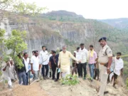 पातालकोट की पहाड़ियों में पैदल दुर्गम रास्तों से पहुंचे मंत्री प्रहलाद पटेल, किया दूधी नदी के उद्गम स्थल का पूजन