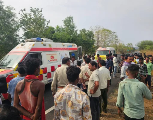 बारात से लौट रही बस हादसे का शिकार, पिता-पुत्र की मौत, 29 घायल