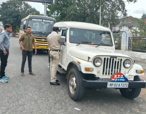 छिन्दवाड़ा परिवहन जांच दल ने की स्कूल वाहनों की सघन जाँच 8 वाहनों पर 93000 जुर्माना
