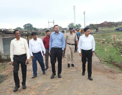 Chhindwara : दूरस्थ ग्राम चिलक और मणि पहुंचे कलेक्टर ,योजनाओं का लिया जायजा, ग्रामीणों से किया संवाद