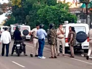 तिगांव में आदिवासियों का उग्र प्रदर्शन: शराब दुकान में तोड़फोड़, शव रखकर किया चक्काजाम