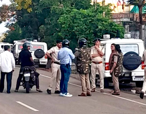 तिगांव में आदिवासियों का उग्र प्रदर्शन: शराब दुकान में तोड़फोड़, शव रखकर किया चक्काजाम