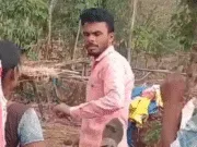 जनपद सदस्य के पति की चप्पलों से धुनाई वीडियो वायरल….