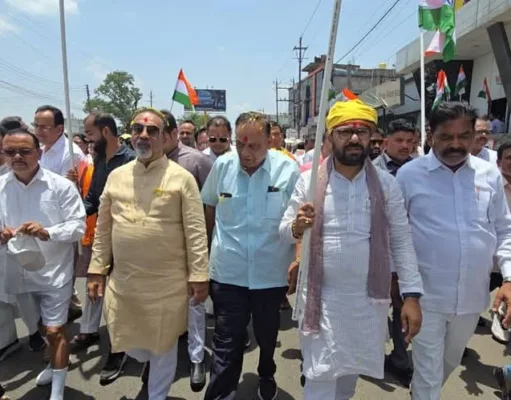 तपती और चिलचिलाती धूप में पदयात्रा कर ग्रामीणों के बीच पहुंचे सांसद बंटी विवेक साहू