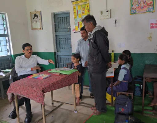 कलेक्टर का आकस्मिक निरीक्षण शिक्षकों की वेतनवृध्दि रोकने के दिये निर्देश