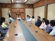 कलेक्टर से खुदरा विक्रेता बोले थोक विक्रेता उन्हें तय मूल्य से अधिक दर पर दे रहे यूरिया…