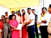 जेल तिराहा पर चल रहा गुलाबी गैंग कमांडर पूर्णिमा वर्मा का अनिश्चित कालीन भूख हड़ताल और आमरण अनशन तहसीलदार त्रिपाठी ने तुड़वाया