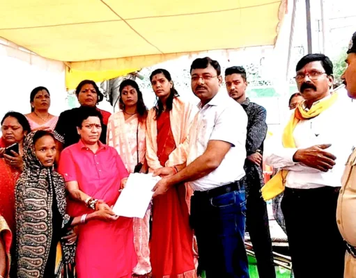 जेल तिराहा पर चल रहा गुलाबी गैंग कमांडर पूर्णिमा वर्मा का अनिश्चित कालीन भूख हड़ताल और आमरण अनशन तहसीलदार त्रिपाठी ने तुड़वाया