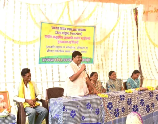 अजजा आयोग के राष्ट्रीय सलाहकार प्रकाश उईके आदिवासियों को कर रहे जागरूक