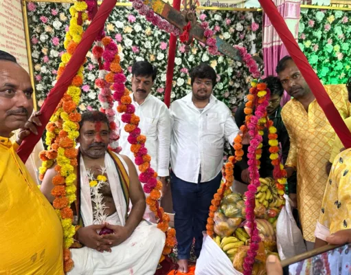 गुरूपूर्णिमा : महामण्डेश्वर का शिष्यों ने फलों से किया तुलादान