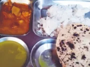 एकलव्य आवासीय विद्यालय सिंगारद्वीप में परोसा जा रहा घटिया खाना, खाने में इल्ली और कंकर…
