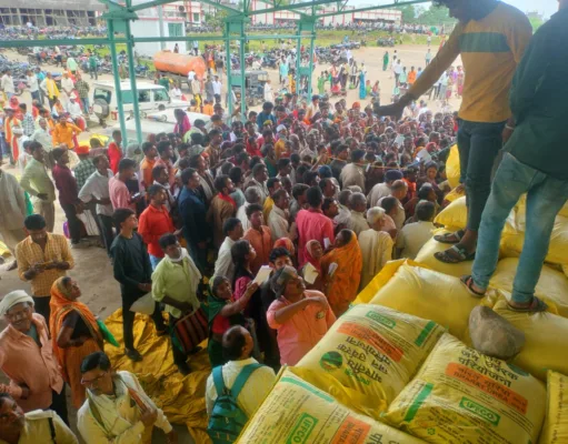 यूरिया वितरण : अमरवाड़ा मंडी में उमड़ी किसानों की भीड़, प्रशासन व्यवस्था संभालने में परेशान