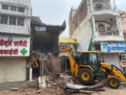 Chhindwara नगर निगम ने गिराया जर्जर भवन