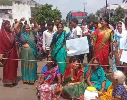 अमरवाड़ा:आठ माह से नहीं आया नलों में पानी जनता पहुंची सड़क पर