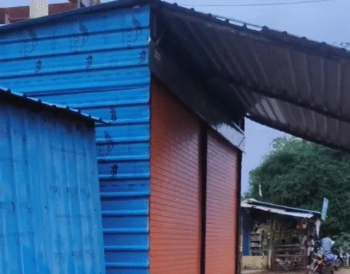 सरकारी जमीन पर बंगाली डॉक्टर ने किया कब्जा ,बनाया दुकान और मकान