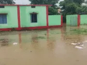 बारिश में जलमग्न हुई रामाकोना की शासकीय कन्या शाला, घुटनों तक पानी में स्कूल पहुंच रहे नन्हे बच्चे