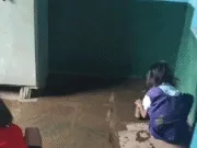 छिंदवाड़ा: बरेलीपार के सरकारी स्कूल में छात्राओं से झाड़ू और गोबर से पोछा लगवाया, “स्कूल चले हम” अभियान की उड़ रही धज्जियां