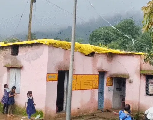 तामिया के आमाढाना में जर्जर प्राथमिक: बारिश में प्लास्टिक के सहारे चल रही पढ़ाई, बच्चों की सुरक्षा खतरे में तामिया के आमाढाना में जर्जर प्राथमिक