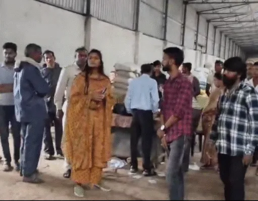 मूंग खरीदी केंद्र पर एसडीएम का औचक निरीक्षण, अधिक तुलाई और अव्यवस्थाओं पर जताई नाराजगी