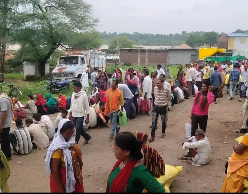 अमरवाड़ा: कौन समझेगा किसानों का दर्द दो बोरी यूरिया के लिए 3:00 बजे रात से लाइन लगा रहे किसान किसानों का दर्द