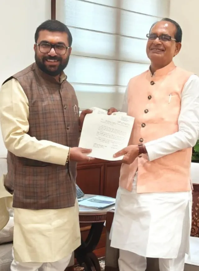 सांसद ने केंद्रीय कृषि एवं ग्रामीण विकास मंत्री शिवराज सिंह चौहान से मुलाक़ात कर छिंदवाड़ा-पांढुर्णा में यूरिया की पर्याप्त उपलब्धता की माँग की