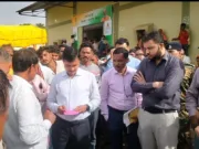 अमरवाड़ा:कलेक्टर श्री सिंह ने प्रशासनिक आमले के साथ किया खाद वितरण व्यवस्था का निरीक्षण