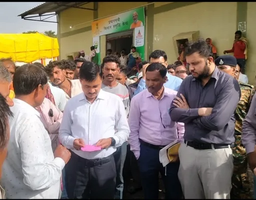 अमरवाड़ा:कलेक्टर श्री सिंह ने प्रशासनिक आमले के साथ किया खाद वितरण व्यवस्था का निरीक्षण