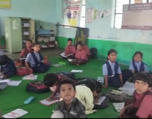 अमरवाड़ा: एक ही कमरे में संचालित हो रही है 8-8 कक्षाएं