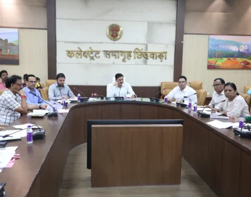 Chhindwara कलेक्टर ने समय सीमा प्रकरणों की समीक्षा बैठक में दिए कड़े निर्देश