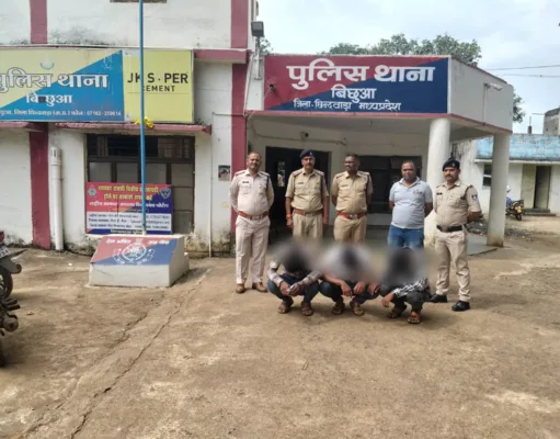 पुलिस ने सूने घरों में चोरी करने वाले गिरोह को किया गिरफ्तार, सोना-चांदी के जेवर और नकदी बरामद